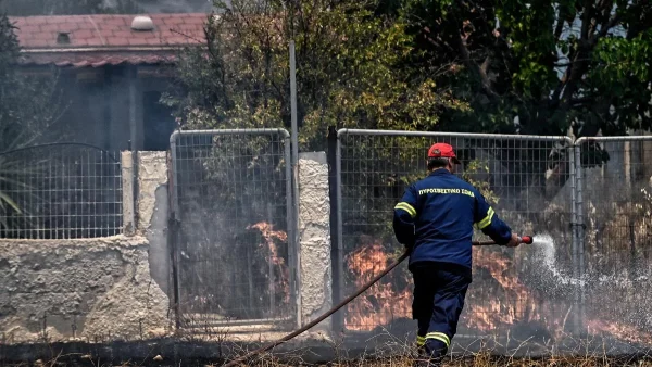 Μαίνεται η φωτιά - Σε κατάσταση εκτάκτου ανάγκης το Λουτράκι