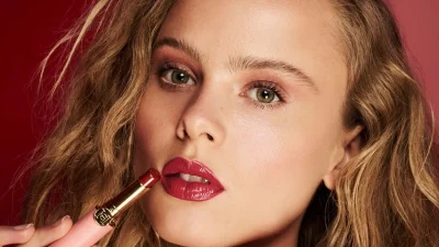 Herrera Beauty: Ανακάλυψε το νέο Good Girl Maxi Glaze lipstick που θα γίνει το must-have για το καλοκαιρινό σου νεσεσέρ!
