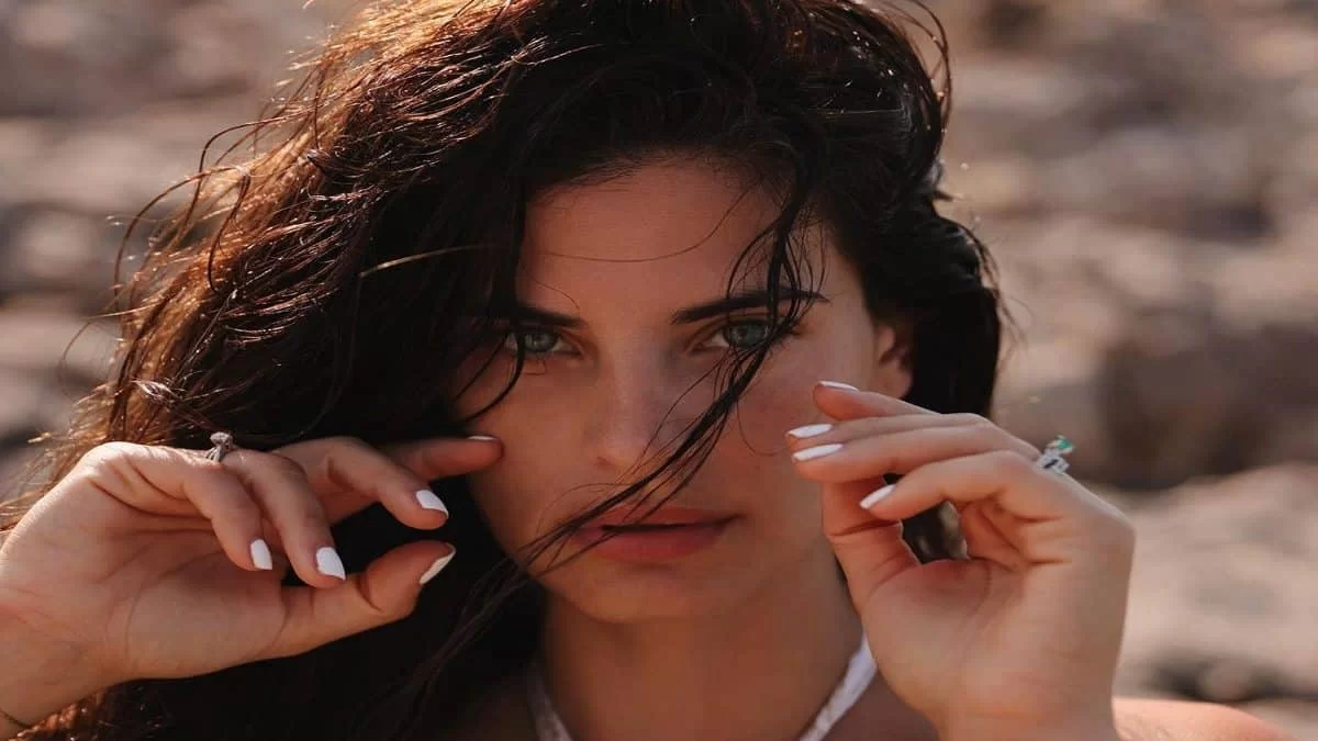 Μπικίνι ή Ολόσωμο; Η Χριστίνα Μπόμπα φοράει τις 2 τάσεις της σεζόν!