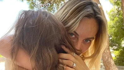 «Δε γίνεται να είναι παιδί μου» - Η πόζα της κόρης της και ο χιουμοριστικός προβληματισμός της Μελέτη