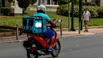 Ακραία ζέστη στην Ελλάδα: Ο Κλέων κλειδώνει τα μηχανάκια και σταμάταει το delivery - Ποια ώρες δεν θα δουλεύει