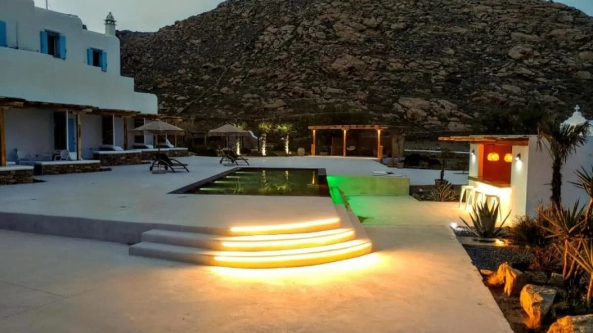 Από 130 ευρώ διαμονή για Ιούλιο και Αύγουστο: Το ξενοδοχείο που ανακάλυψε ο Τάσος Δούσης