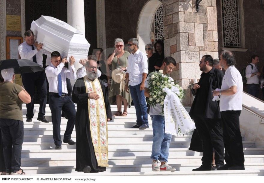 Κηδεία Τζίνα Ντρούλις φέρετρο