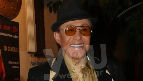 «Η τελευταία σου κατοικία άγγελέ μου» - Το χρυσό μνήμα του Γιάννη Φλωρινιώτη με σταυρό στο κέντρο και πολλά λουλούδια