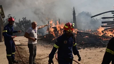 Τεράστια φωτιά στην Ανάβυσσο - Οι φλόγες καίνε σπίτια και οροφές