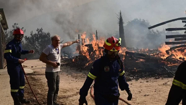 Τεράστια φωτιά στην Ανάβυσσο - Οι φλόγες καίνε σπίτια και οροφές
