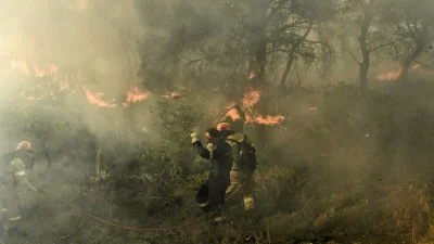Μεγάλη φωτιά στο Λουτράκι - Εκκενώνονται κατασκηνώσεις