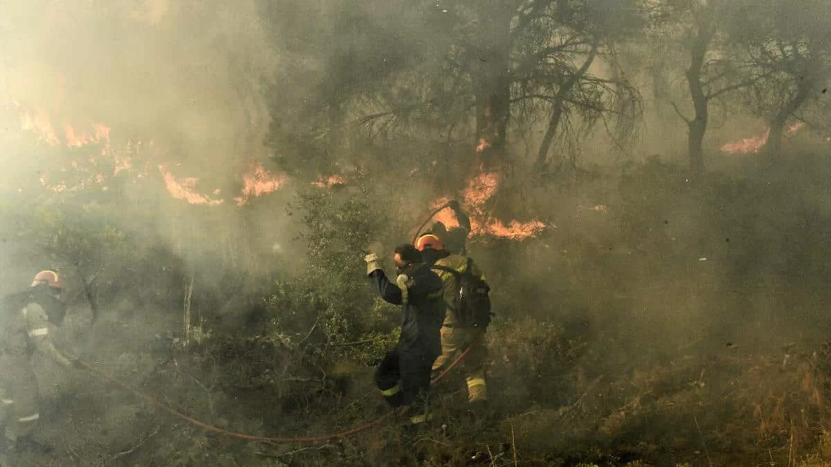Μεγάλη φωτιά στο Λουτράκι - Εκκενώνονται κατασκηνώσεις