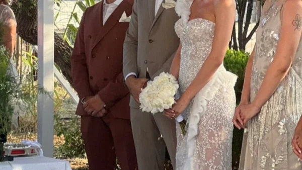 Ζευγάρι της ελληνικής showbiz παντρεύτηκε με θρησκευτικό ένα χρόνο μετά τον πολιτικό - Έλαμπε η νύφη με το φανταχτερό νυφικό της