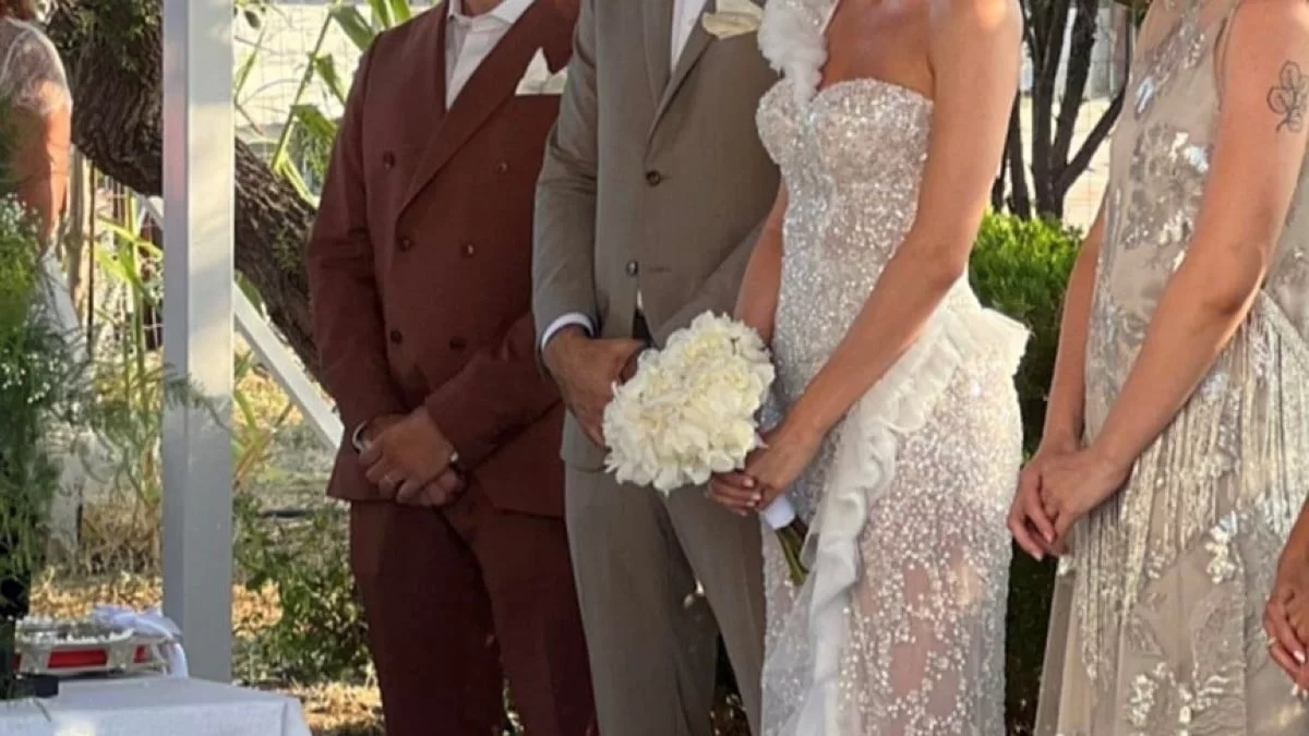 Ζευγάρι της ελληνικής showbiz παντρεύτηκε με θρησκευτικό ένα χρόνο μετά τον πολιτικό - Έλαμπε η νύφη με το φανταχτερό νυφικό της