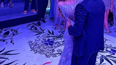 Έλληνας επιχειρηματίας παντρεύτηκε γόνο γνωστής οικογενείας στον Πόρο - Το μυστήριο και το γλέντι στην βίλα τους υπό άκρα μυστικότητα