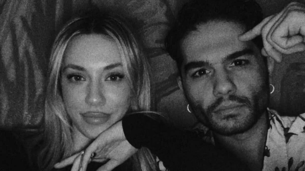 Στη μέση της θάλασσας πάνω σε βάρκα - Το παθιασμένο φιλί του Χρήστου Μάστορα και της Γαρυφαλλιάς Καληφώνη στη Μήλο (Φωτογραφία)