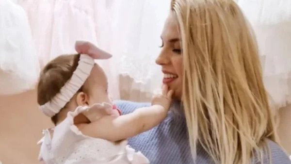 Βαφτίστηκε η κόρη της Μαντούς Γαστεράτου - Εντυπωσιακή με λευκό μίντι φόρεμα και φραμπαλά στο μανίκι