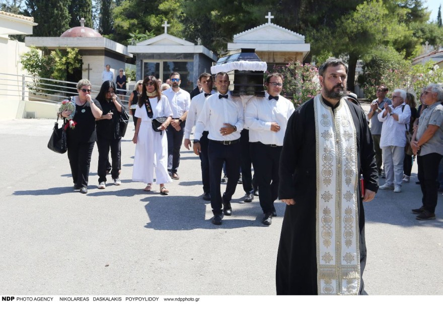 Κηδεία Γιώτας Γιάννα: Καταρρακωμένη στα μαύρα η Άννα Βίσση - Με σκυμμένο το κεφάλι και ο Γιάννης Ζουγανέλης