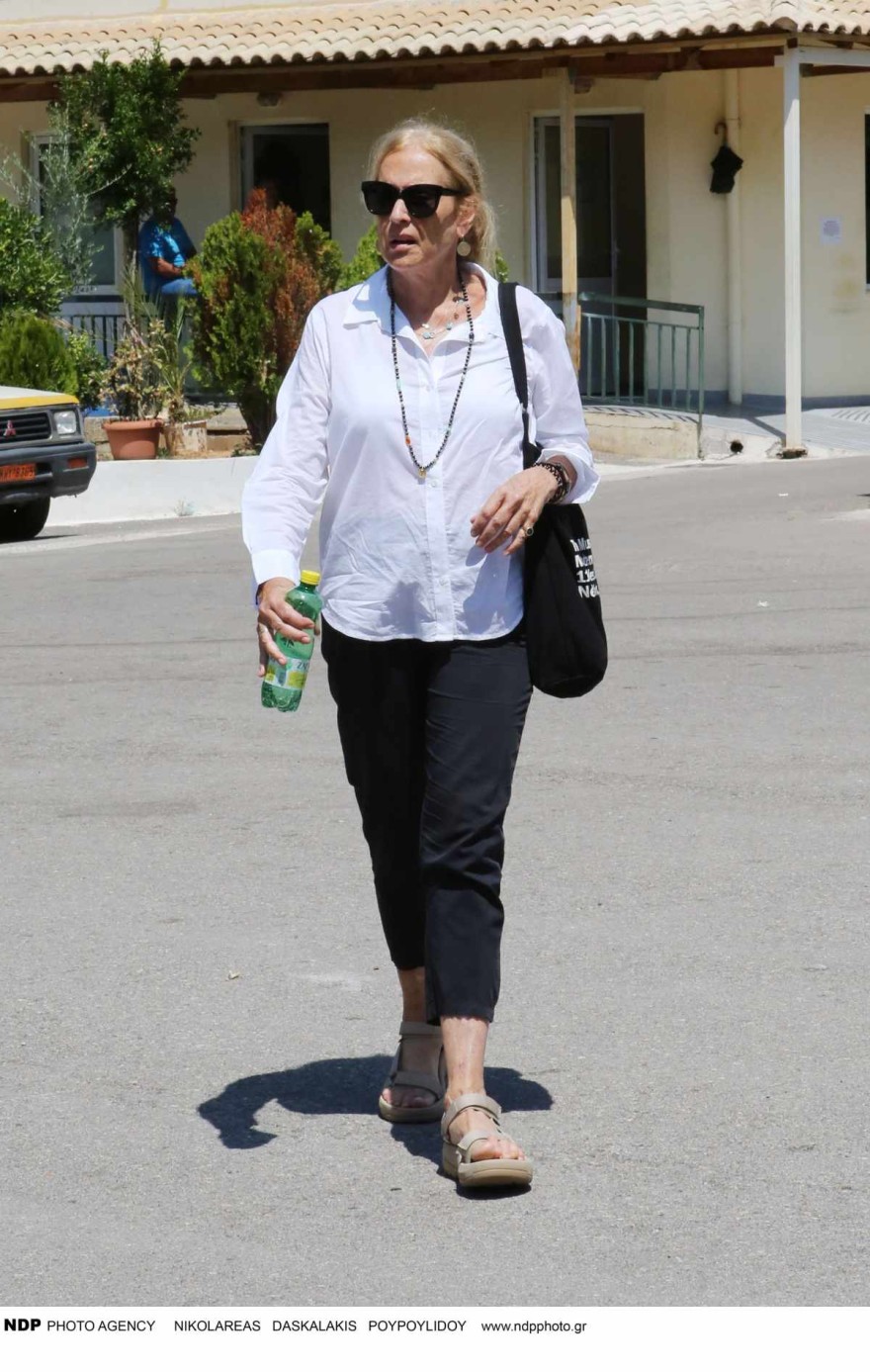 Κηδεία Γιώτας Γιάννα: Καταρακωμένη στα μαύρα η Άννα Βίσση - Με σκυμμένο το κεφάλι και ο Γιάννης Ζουγανέλης