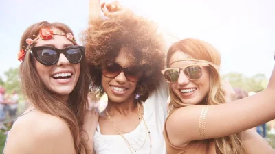 6+1 αξεσουάρ μαλλιών που θα αναβαθμίσουν τα καλοκαιρινά σου beauty looks!