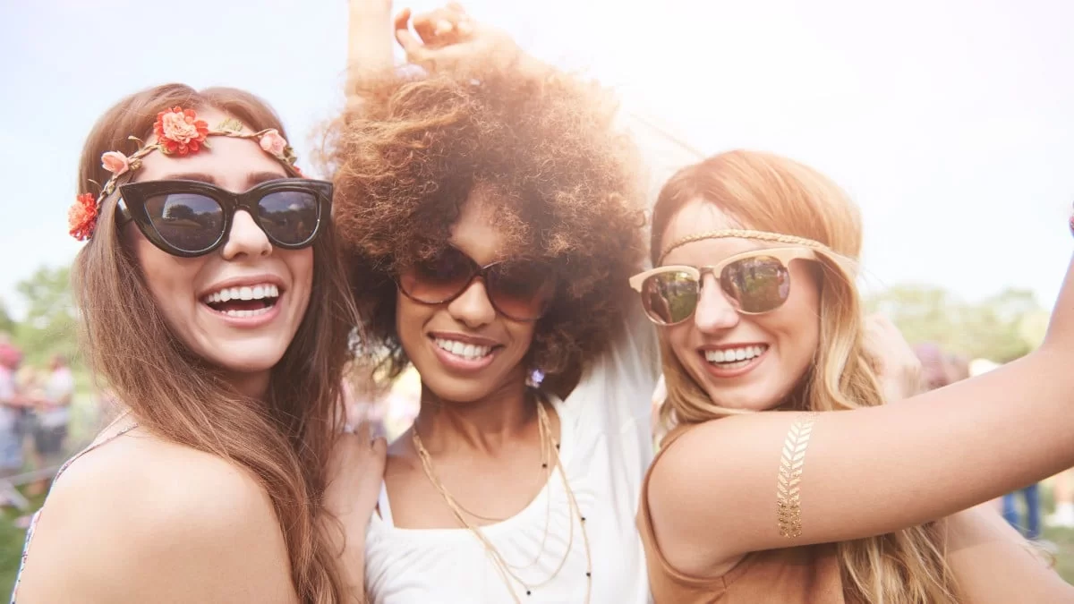 6+1 αξεσουάρ μαλλιών που θα αναβαθμίσουν τα καλοκαιρινά σου beauty looks!