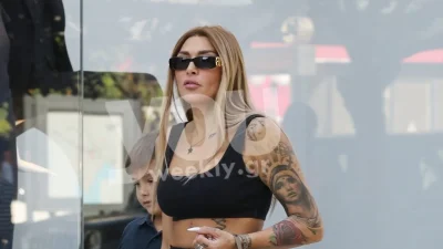 Ξαπλωμένη σε σκάφος με μικροσκοπικό μπικίνι - ''Έβαλε'' φωτιές η Αγγελική Ηλιάδη με τη νέα εμφάνισή της στη θάλασσα