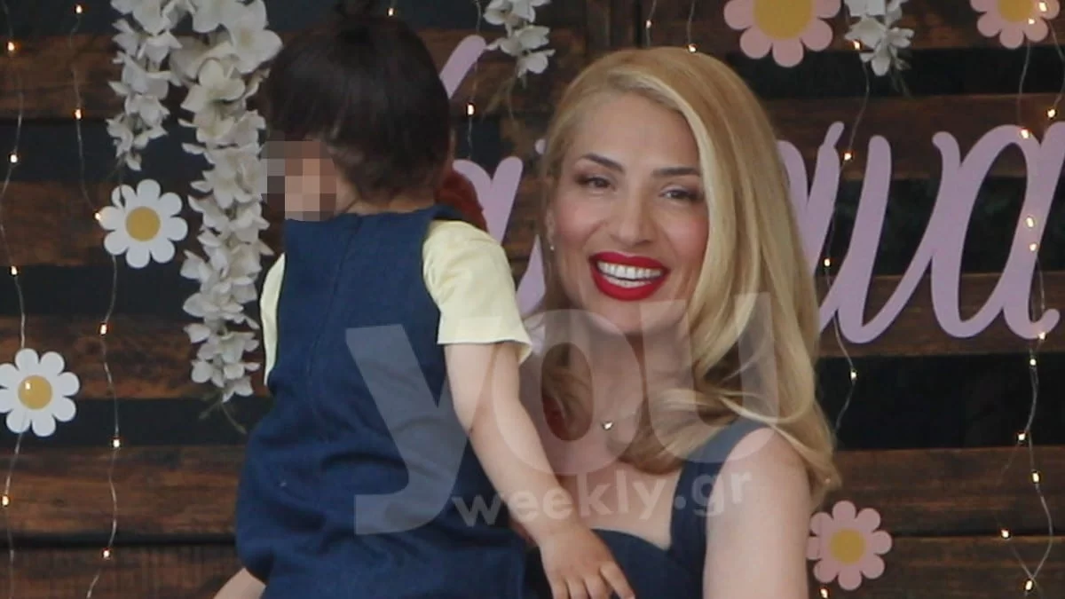 Χάζευε με τα μπουκλάκια της τη θάλασσα - Η συγκινητική ανάρτηση της Μαρίας Ηλιάκη με την κόρη της