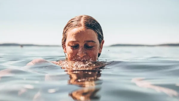 Προσοχή: Μετά την θάλασσα κάντε απευθείας ντους - Τι μπορεί να πάθετε από το θαλασσινό αλάτι