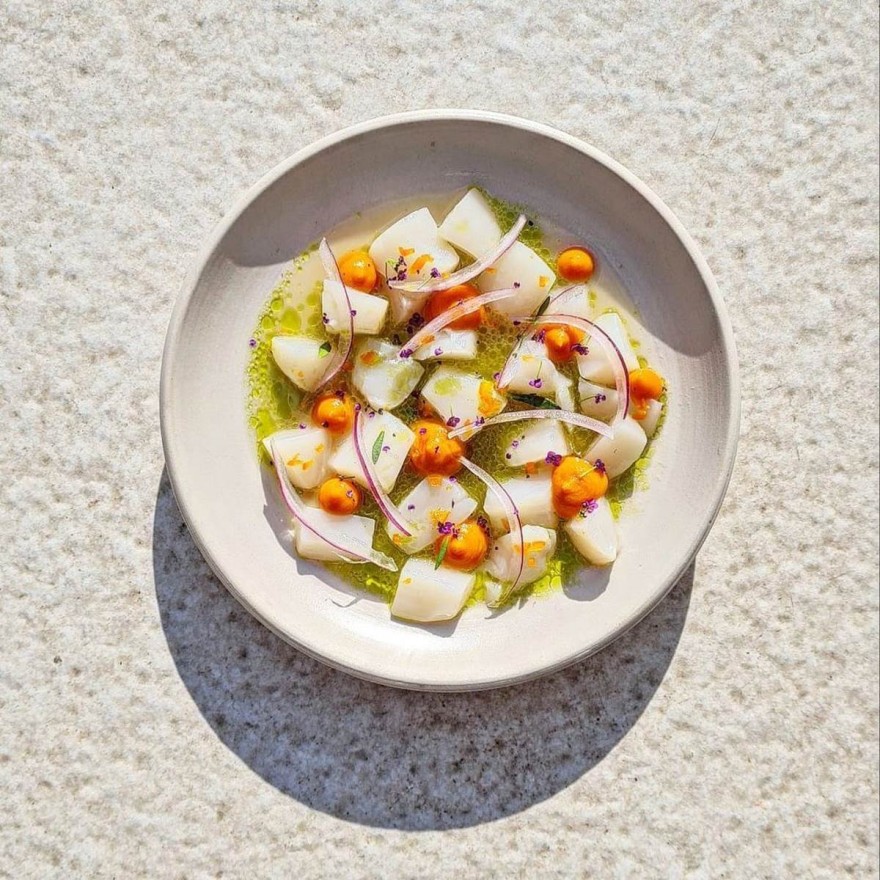 Ο Τάσος Δούσης επισκέφτηκε την «Ιθάκη» της Βουλιαγμένης και εξηγεί γιατί είναι κορυφαίος γαστρονομικός προορισμός