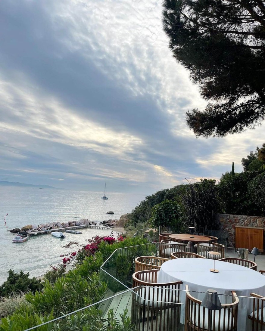 Ο Τάσος Δούσης επισκέφτηκε την «Ιθάκη» της Βουλιαγμένης και εξηγεί γιατί είναι κορυφαίος γαστρονομικός προορισμός