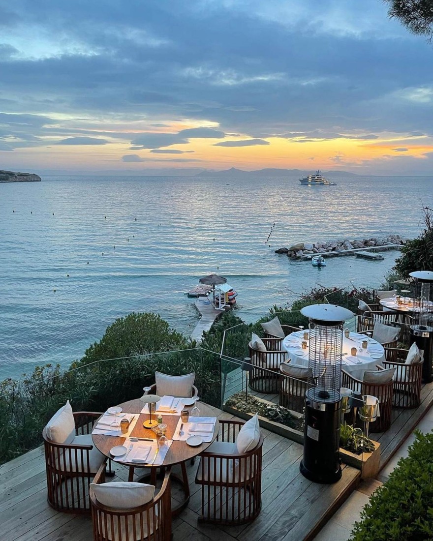 Ο Τάσος Δούσης επισκέφτηκε την «Ιθάκη» της Βουλιαγμένης και εξηγεί γιατί είναι κορυφαίος γαστρονομικός προορισμός