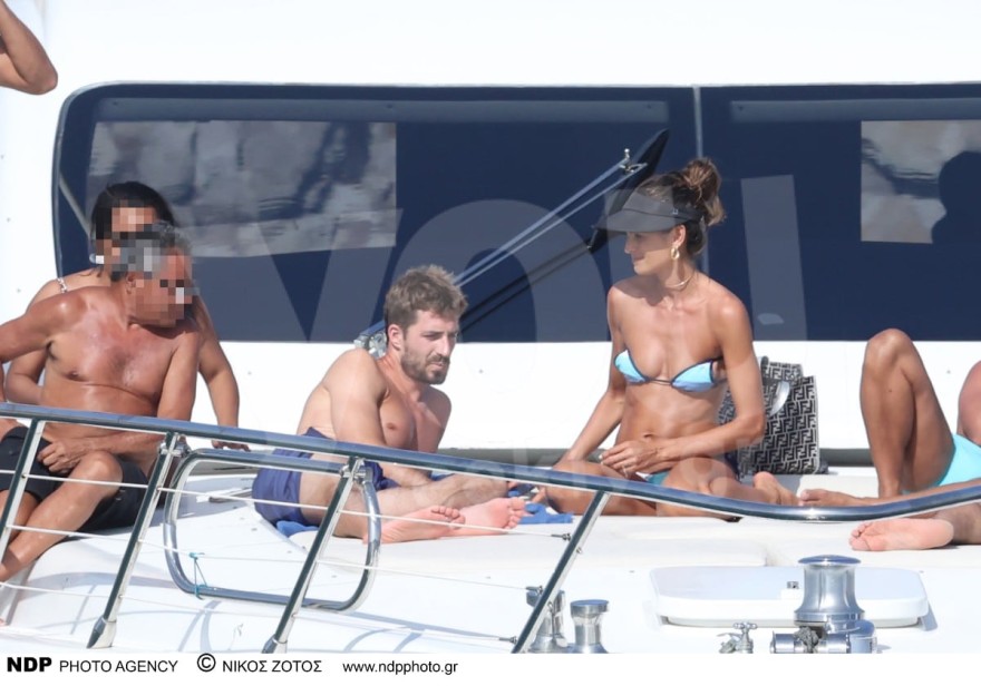 Αποκλειστικό φωτορεπορτάζ: Κόλασαν τη Μύκονο με τα παθιασμένα φιλιά τους στο σκάφος - Ασυγκράτητο το ζευγάρι