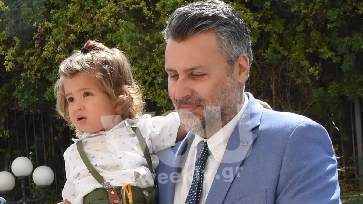 Το μωρό που έγινε viral στην ορκωμοσία της Βουλής με το κλάμα του - Η δημόσια συγγνώμη του Γιάννη Καλλιάνου (Βίντεο)