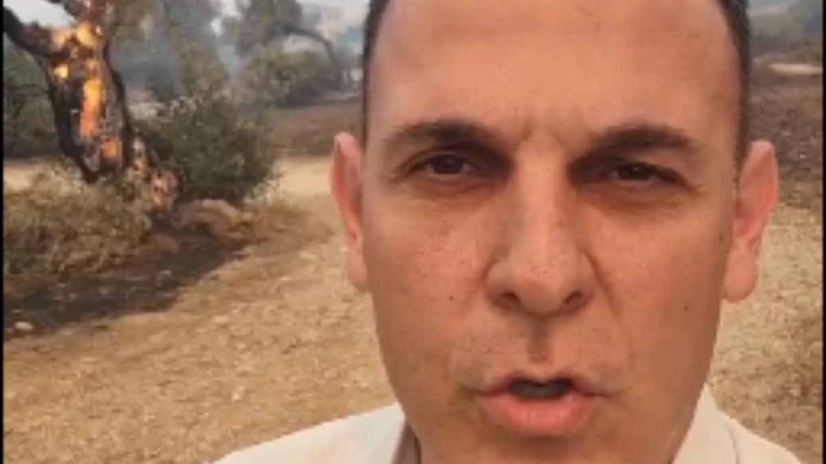 «Δεν πιάνεις ένα κουβά να σβήσεις το δεντράκι πίσω σου;» - ''Σάλος'' στο twitter με το βίντεο του Καραμέρου από το μέτωπο των φωτιών