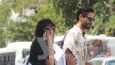 Καράβας & Ψαρρού: Κολλημένοι ο ένας στον άλλον μόνο με το μαγιό τους - Το καυτό φιλί στο στόμα πάνω σε σκάφος