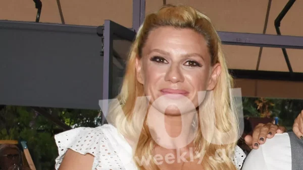 Απέραντο γαλάζιο, εκείνη και ο γιος της - Το καλλίγραμμο κορμί της Κατερίνας Καραβάτου με πολύ ιδιαίτερο μπικίνι