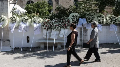 Κηδεία Χρήστου Μουλά: Αποχώρησε πριν την ταφή η εγκυμονούσα σύζυγός του - Τι συνέβη