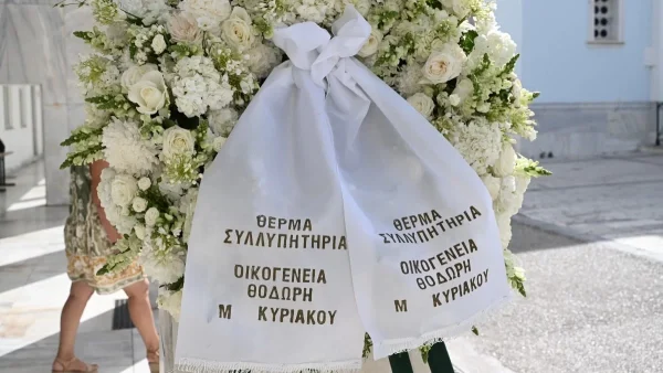 Κηδεία Μαριάννας Βαρδινογιάννη: Οι πρώτες εικόνες - Τα στεφάνια και οι συντετριμμένοι φίλοι και γνωστοί της