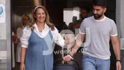 Με μακρύ τζιν φόρεμα γεμάτη χαμόγελο - Πήρε εξιτήριο από το μαιευτήριο η Κλέλια Πανταζή