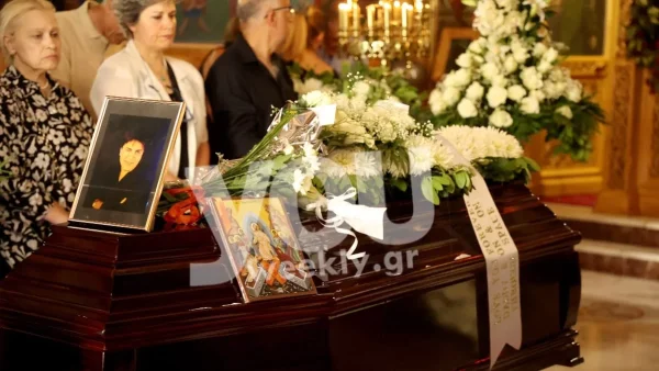 Θλίψη στο τελευταίο αντίο του Βασίλη Κωνσταντινίδη - Υποβασταζόμενη η σύζυγός του με δάκρυα στα μάτια