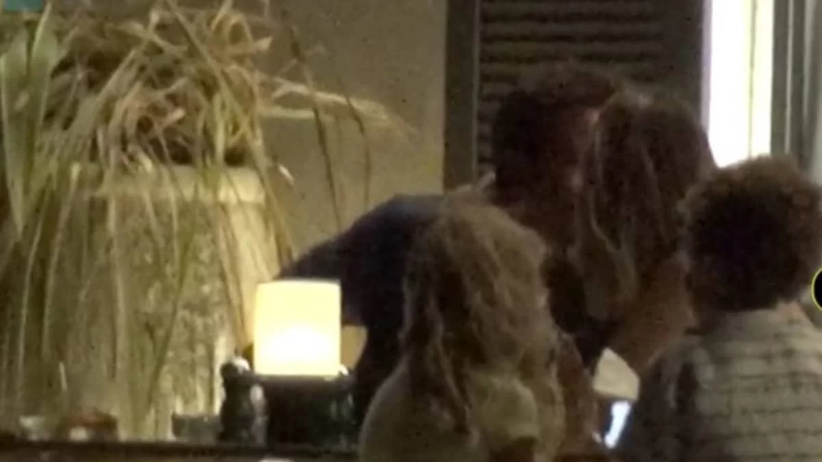 Του φιλούσε μέχρι και τα χέρια - Βίντεο από τα τρυφερά τετ α τετ Καγιά με Κρασσά σε εστιατόριο της Μυκόνου