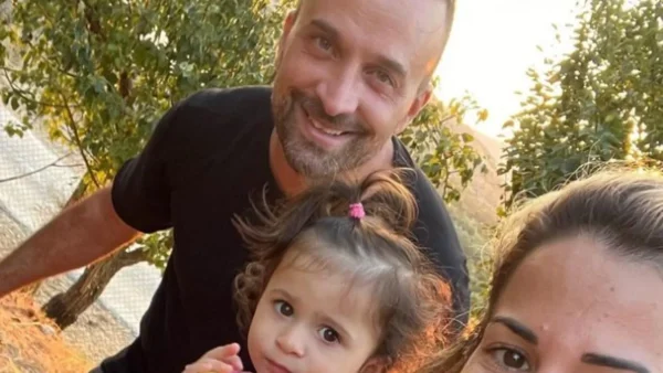 Στην Παναγία Τσαμπίκας ο Λιανός με την κόρη του - Με ροζ φορεματάκι προσκύνησε στη Μονή της Ρόδου