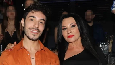 Με σώμα νεαρού μοντέλου στα 51 της χρόνια - Χωρίς το πάνω μέρος του μαγιό η Πόπη Μαλλιωτάκη σε παραλία της Κρήτης