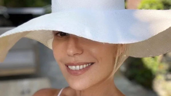 Δεν κρύβεται η γράμμωση στα πόδια της - Με ολόσωμο μαγιό μετά την παραλία η Μαρία Μπακοδήμου