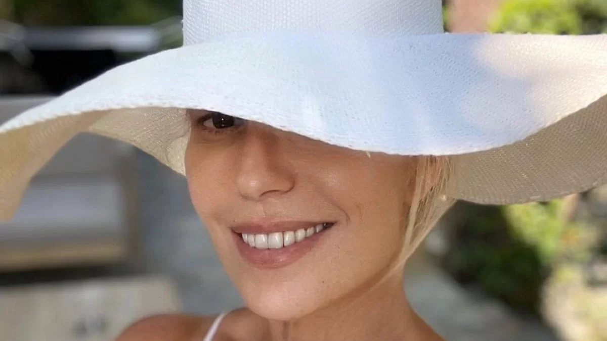 Δεν κρύβεται η γράμμωση στα πόδια της - Με ολόσωμο μαγιό μετά την παραλία η Μαρία Μπακοδήμου