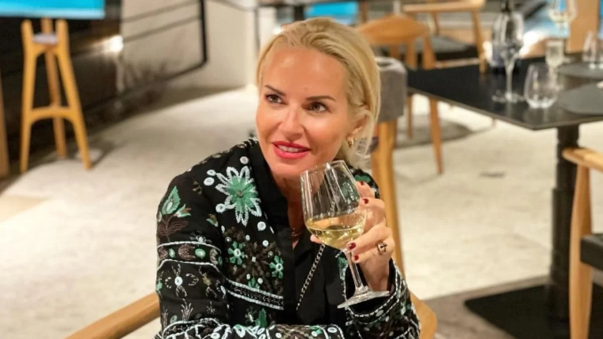 Επίπεδη κοιλιά και καλλίγραμμα πόδια - Το σώμα της Μαρίας Μπεκατώρου χωρίς ρετούς