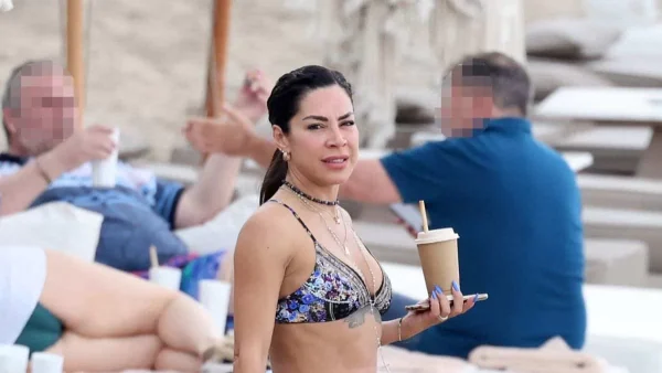 Μαριάντα Πιερίδη: Στα 49 της βάζει κάτω 20αρες - Άβαφη και με μικροσκοπικό μαγιό στη Βουλιαγμένη για μπάνιο