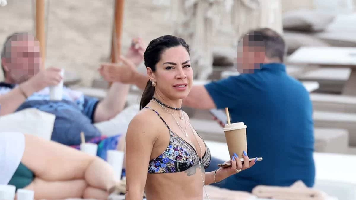 Μαριάντα Πιερίδη: Στα 49 της βάζει κάτω 20αρες - Άβαφη και με μικροσκοπικό μαγιό στη Βουλιαγμένη για μπάνιο