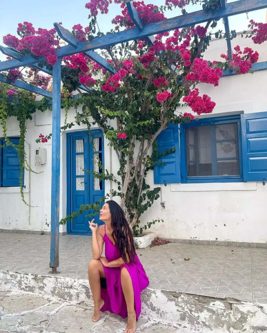 Μαρία Κορινθίου ξυπόλυτη