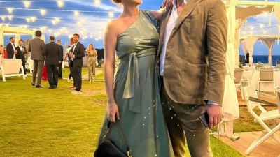 Παντρεύτηκαν για δεύτερη φορά υπό άκρα μυστικότητα - Οι φωτογραφίες με το δαντελένιο νυφικό και τα λευκά γάντια στο πλευρό του γαμπρού