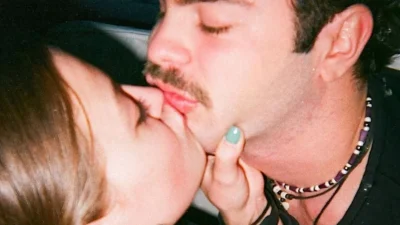 Απίστευτα γραμμωμένο το κορμί της με λευκό μπικίνι στην άμμο - Η ερωτική απόδραση Λάτσιου & Μερκούρη σε γαλανά νερά