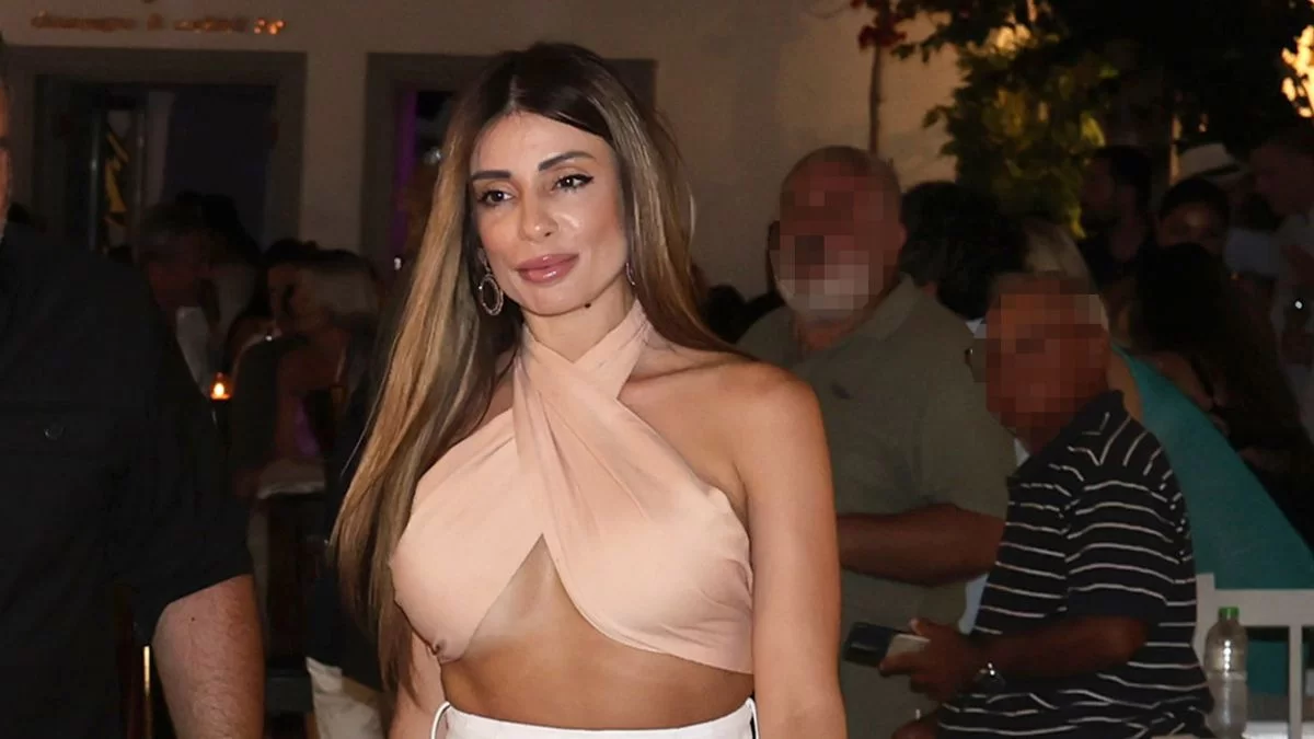 Μίνα Αρναούτη: Σπάνια εμφάνιση στη Μύκονο - Αποκλειστικές φωτογραφίες