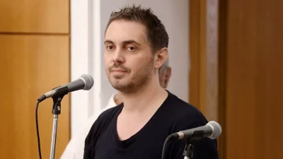 «Για σένα μάγισσά μου...» - Ο Μιχάλης Χατζηγιάννης παρέδωσε το Υφ. Πολιτισμού με στίχους από το τραγούδι "Άγγιγμα Ψυχής"