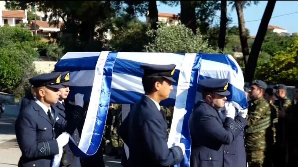 Κηδεία Χρήστου Μουλά: Τυλιγμένο με την ελληνική σημαία το φέρετρό του - Οι πρώτες φωτογραφίες